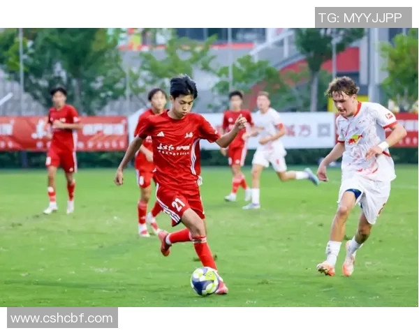 上海足球队的转型之路：从传统强队到现代化精英团队的蜕变与挑战